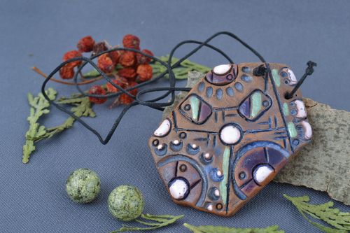 Ciondolo in ceramica naturale fatto a mano pendente etnico con laccio nero - MADEheart.com