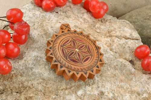 Ciondolo di legno rotondo fatto a mano pendente etnico accessori donna - MADEheart.com