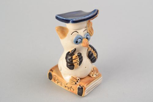 Figura de cerámica artesanal pintada a mano lechuza sobre el libro  - MADEheart.com