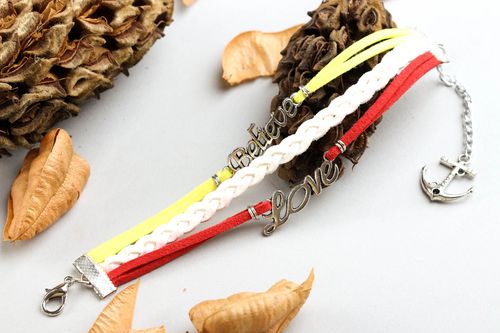 Pulsera de cuero y gamuza hecha a mano accesorio para mujer bisutería elegante - MADEheart.com