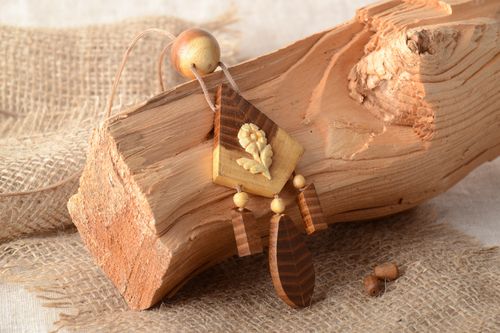 Colgante de madera para cuello artesanal tallado a mano en la técnica de taracea - MADEheart.com