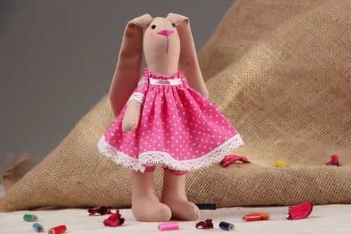 Poupée artisanale Hase en robe rose - MADEheart.com