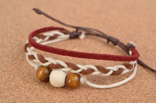 Bracelet en bois et daim fait main tressé original pratique bijou pour femme - MADEheart.com