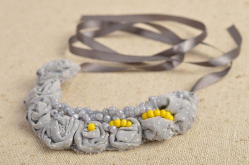Collier textile gris Bijou fait main perles fantaisie jaunes Accessoire femme - MADEheart.com