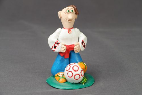 Statuette en céramique faite main petite originale Cosaque footballeur - MADEheart.com