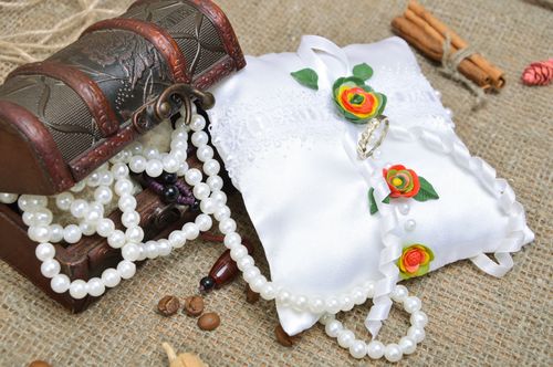 Coussin de mariage en satin fait main pour bagues de fiançailles blanc - MADEheart.com