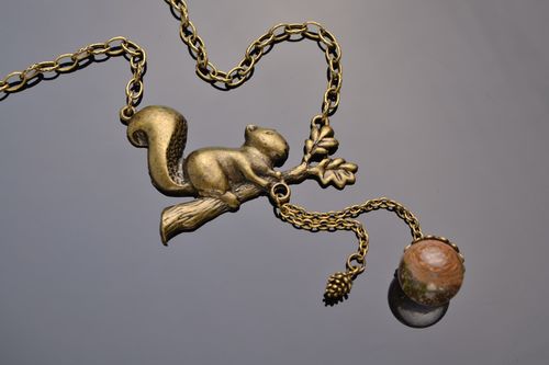 Collier écureuil en métal avec gland naturel en résine époxyde fait main femme - MADEheart.com