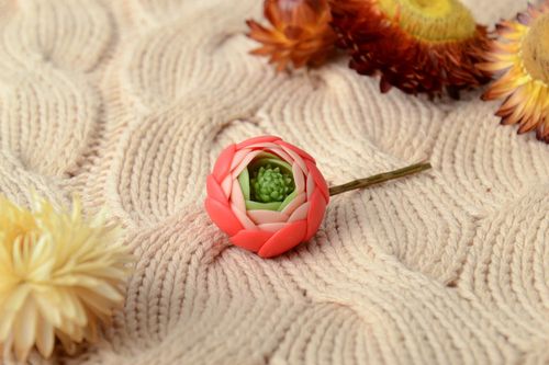 Petite pince invisible pour cheveux en porcelaine froide faite main renoncule    - MADEheart.com