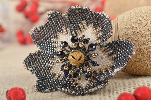 Graue Blume Haarspange handgemachter Schmuck Haar Accessoire aus Glasperlen - MADEheart.com