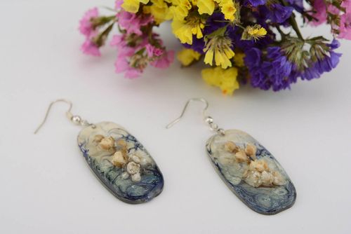 Earrings made of flowers and epoxy resin - MADEheart.com