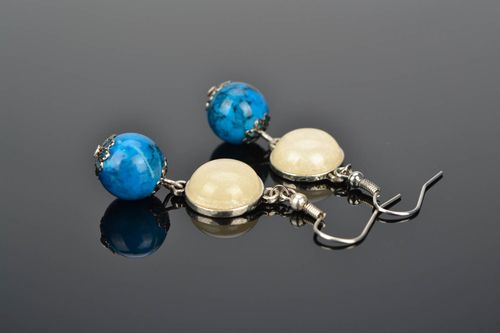 Boucles doreilles en verre et plastique faites main - MADEheart.com
