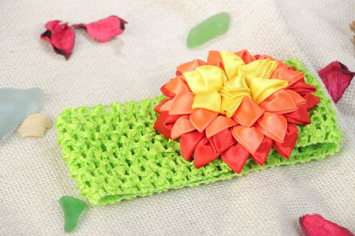 Grelles grünes Mädchen Haarband mit Blume in Rot Kanzashi Technik handmade - MADEheart.com