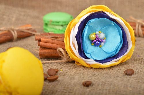 Barrette à cheveux fleur faite main en satin avec perles de rocaille originale - MADEheart.com