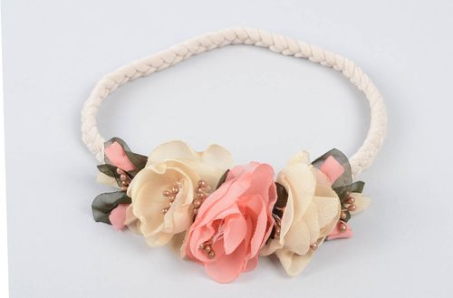 Accessoire für Haare handmade Mädchen Haarschmuck Haarband mit Blume hell schön - MADEheart.com