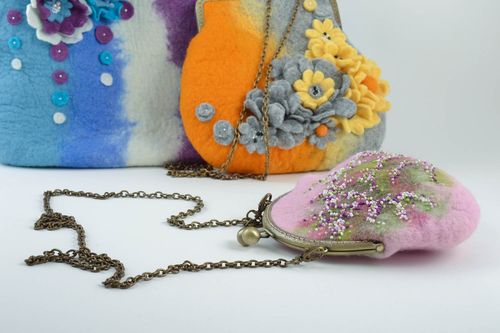 Handmade gefilzte Handtasche mit Kette aus Wolle mit Glasperlen bestickt schön - MADEheart.com
