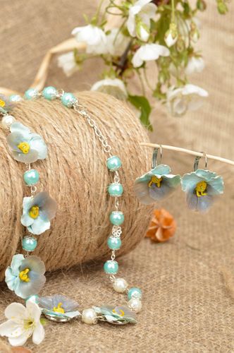 Conjunto de bisutería artesanal con flores de arcilla polimérica hermoso azul  - MADEheart.com