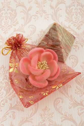 Rosa zarte Haarspange Blume Damen Modeschmuck Designer Brosche mit Federn  - MADEheart.com