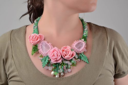 Collier en perles de rocaille et pierres avec roses fait main volumineux - MADEheart.com
