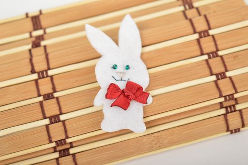 Broche lapin blanc fait main Bijou fantaisie feutre Accessoire femme enfant - MADEheart.com