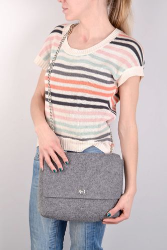 Bolso de fieltro de lana con cadena de metal hecho a mano - MADEheart.com