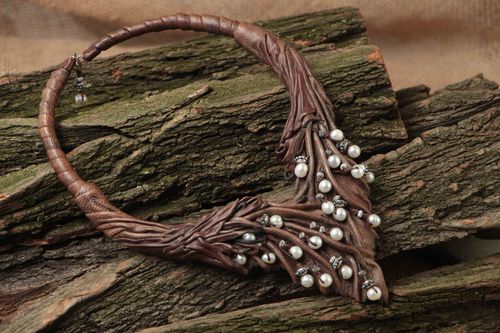 Коричневое ожерелье из кожи с жемчугом ручной работы объемное стильное - MADEheart.com