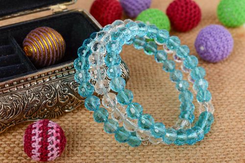 Zartes schönes handgemachtes dreireihiges Armband aus Kristall Perlen für Damen - MADEheart.com