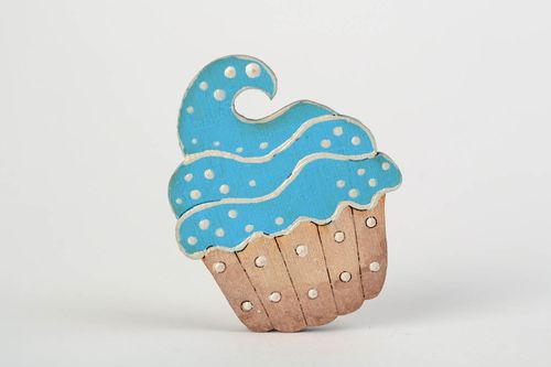 Blaue kleine Brosche aus Holz mit Acrylfarben Kuchen handmade für Kinder - MADEheart.com