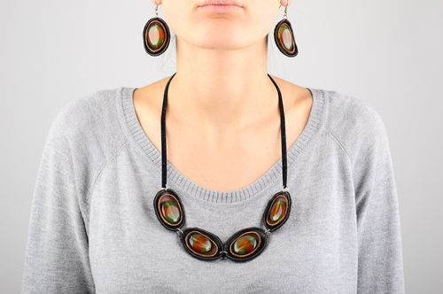 Handmade dunkles Schmuck Set runde Ohrringe Damen Collier Steinen Leder Schmuck  - MADEheart.com