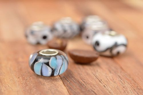 Unusual handmade glass bead jewelry findings fashion trends art and craft - MADEheart.com