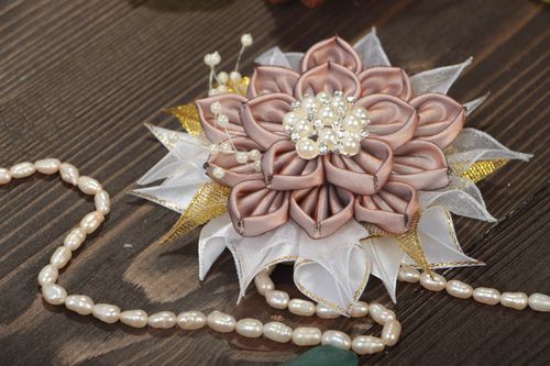 Broche grande fleur en rubans de satin et brocart faite main blanc marron - MADEheart.com
