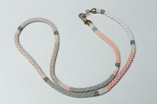 Collana tubolare fatta a mano girocollo di perline accessorio originale da donna - MADEheart.com