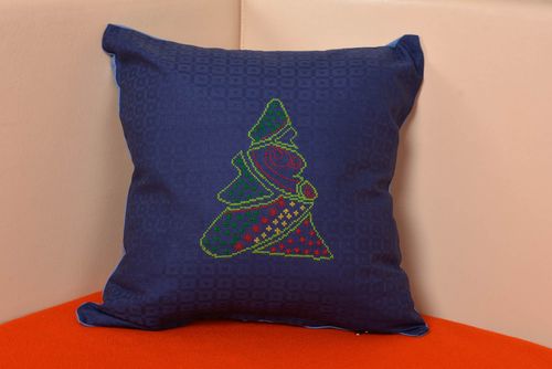 Вышитая наволочка на подушку из натуральной ткани ручной работы синяя красивая - MADEheart.com