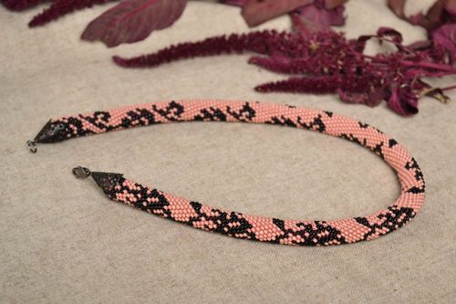 Collier spirale Bijou fait main rose noir Cadeau femme perles de rocaille - MADEheart.com