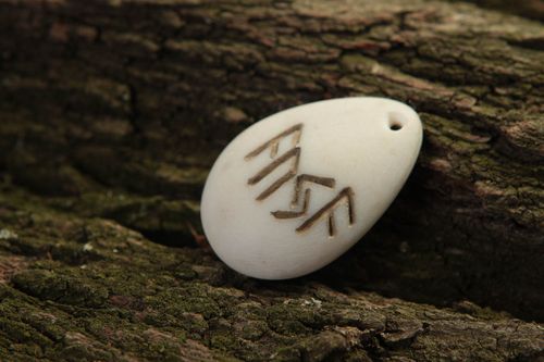 Pendentif blanc Bijou talisman fait main avec runes Accessoire femme design - MADEheart.com