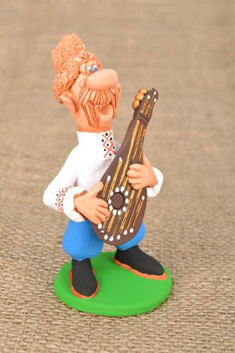 Keramik-Figur Kosak spielt Pfeife - MADEheart.com