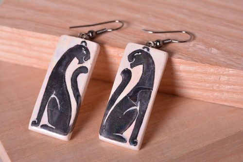 Orecchini belli in argilla fatti a mano accessorio originale con pantera - MADEheart.com