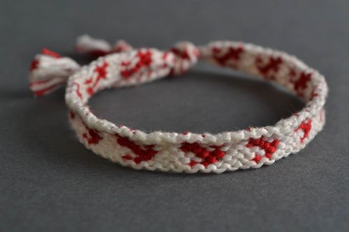 Bracelet damitié fin tressé en fils moulinés fait main blanc-rouge à motif - MADEheart.com
