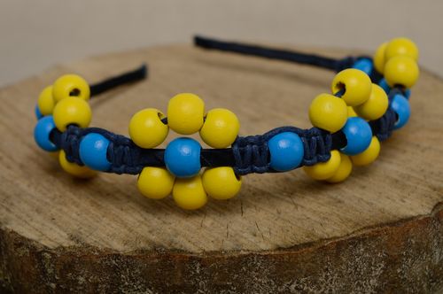 Serre-tête en macramé bleu et jaune avec perles de bois fait main pour femme - MADEheart.com