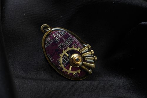 Cyberpunk Anhänger handmade in Lila  - MADEheart.com