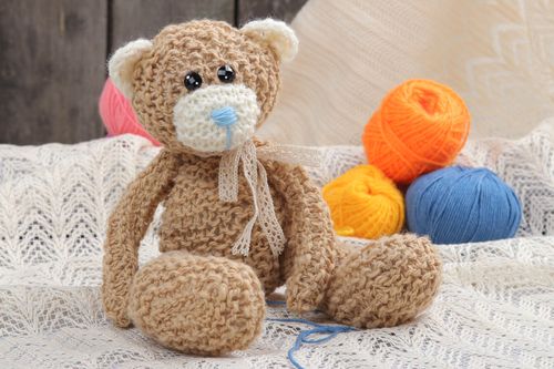 Jouet tricoté Peluche faite main ourson brun en fils au crochet Cadeau enfant - MADEheart.com
