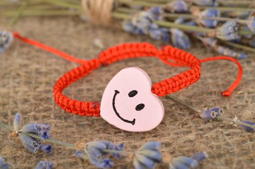 Bracelet tressé Bijou fait main lacet ciré rouge avec cœur  Accessoire fille - MADEheart.com