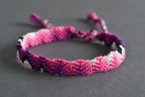 Pulsera de hilos en técnica macramé artesanal de color rosado - MADEheart.com