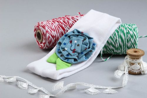 Breites Haarband handgefertigter Haarschmuck Blume originelles Geschenk weiß - MADEheart.com