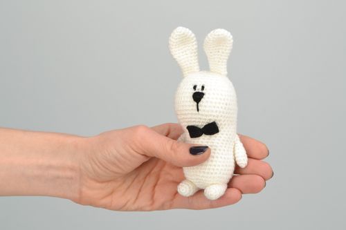 Gehäkeltes Kuscheltier Hase aus Wolle - MADEheart.com