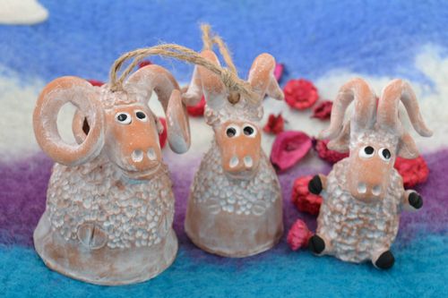 Handmade Glöckchen Set aus Ton drei Schafe auf Schnuren für Interieur Dekoration - MADEheart.com