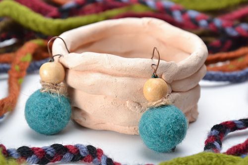 Boucles doreilles pendantes en laine faites main - MADEheart.com