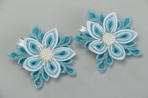 Set of handmade hair clips with satin and brocade kanzashi flowers in blue color - MADEheart.com