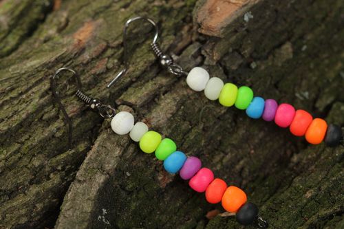 Handgemachte Ohrringe schön aus Polymer Ton lang und ungewöhnlich mit Ohrhaken - MADEheart.com