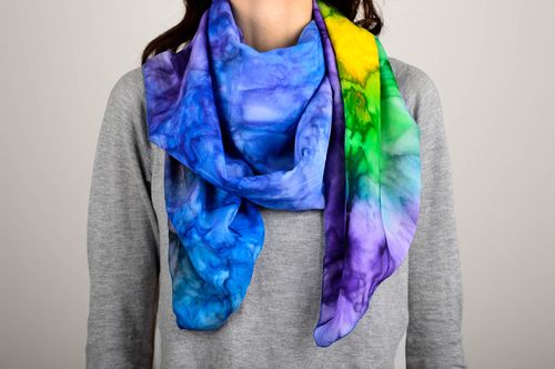 Foulard en mousseline de soie fait main peint bleu batik Accessoire femme - MADEheart.com