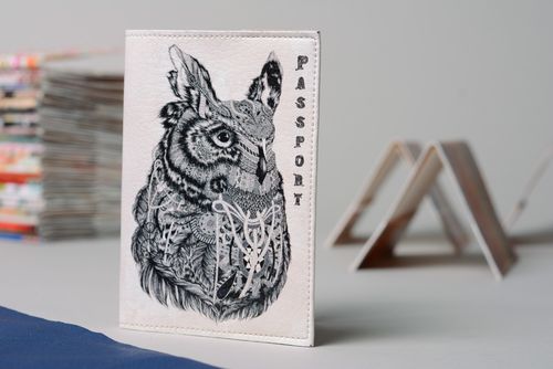 Homemade leather passport cover Owl - MADEheart.com